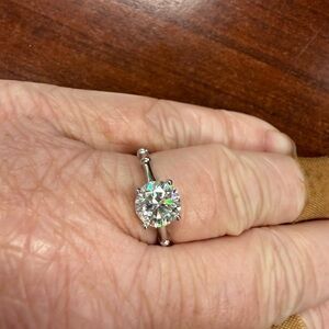 Classic Ring with Brilliant Moissanite Stone